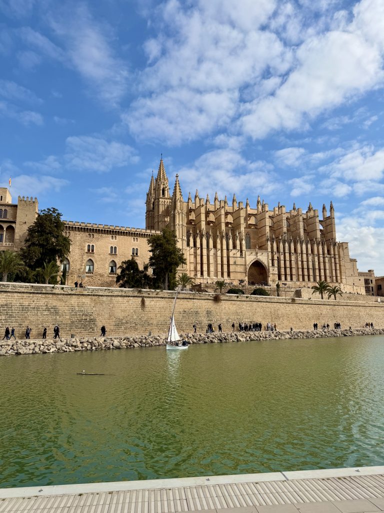 KI-generiertes Bild: Kathedrale La Seu in Palma de Mallorca am Parc de la Mar im Frühjahr