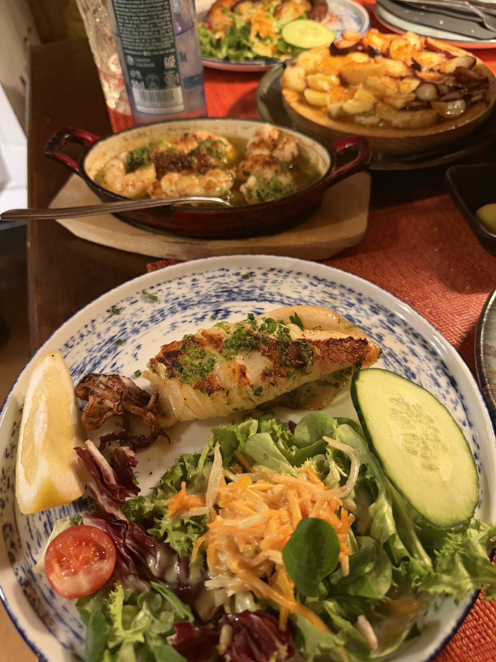 Restauranttisch mit Fisch, Knoblauchgarnelen und Pulpo auf Mallorca