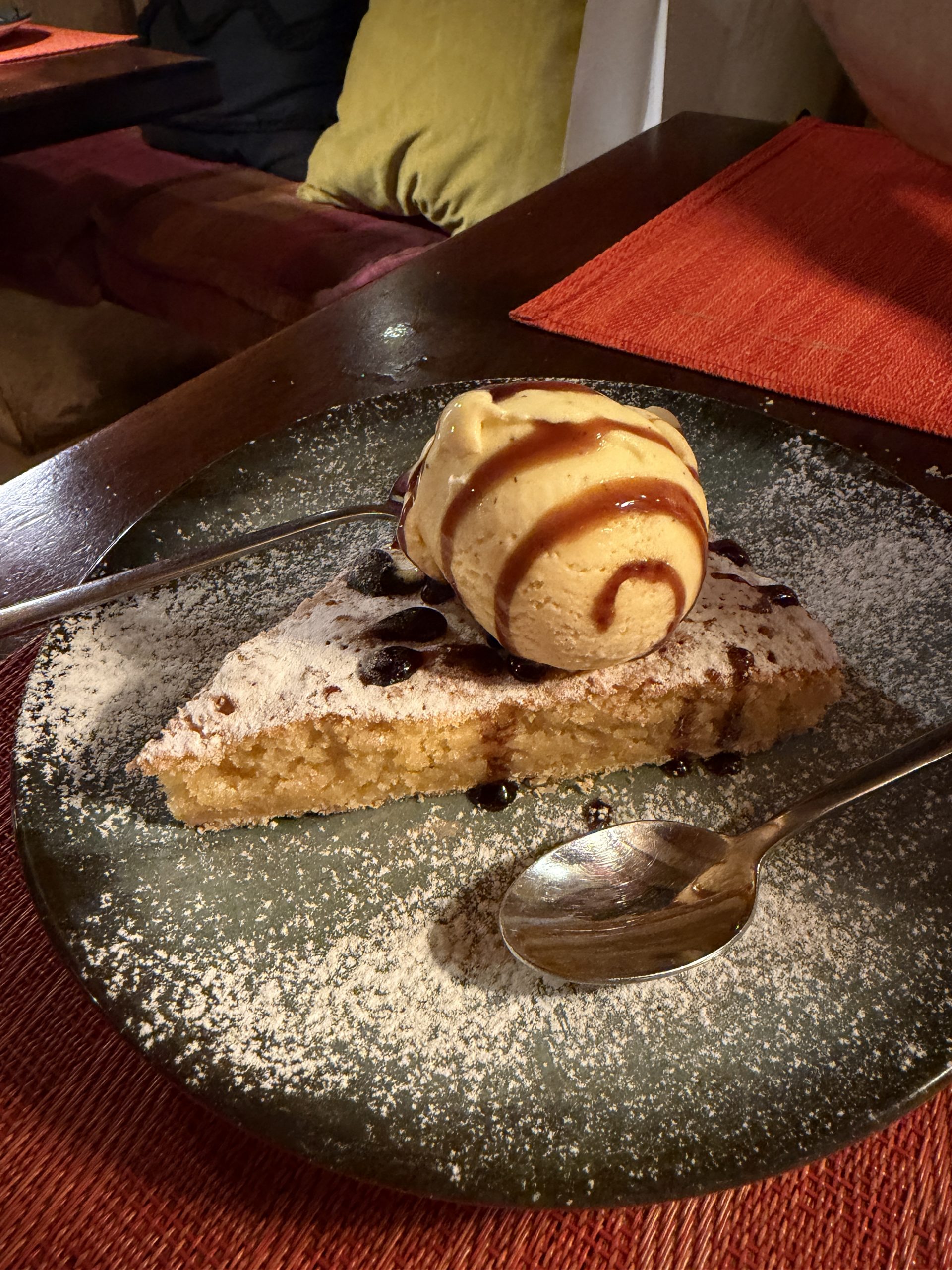 Kuchenstück mit Vanilleeis und Schokoladensauce in einem Restaurant auf Mallorca