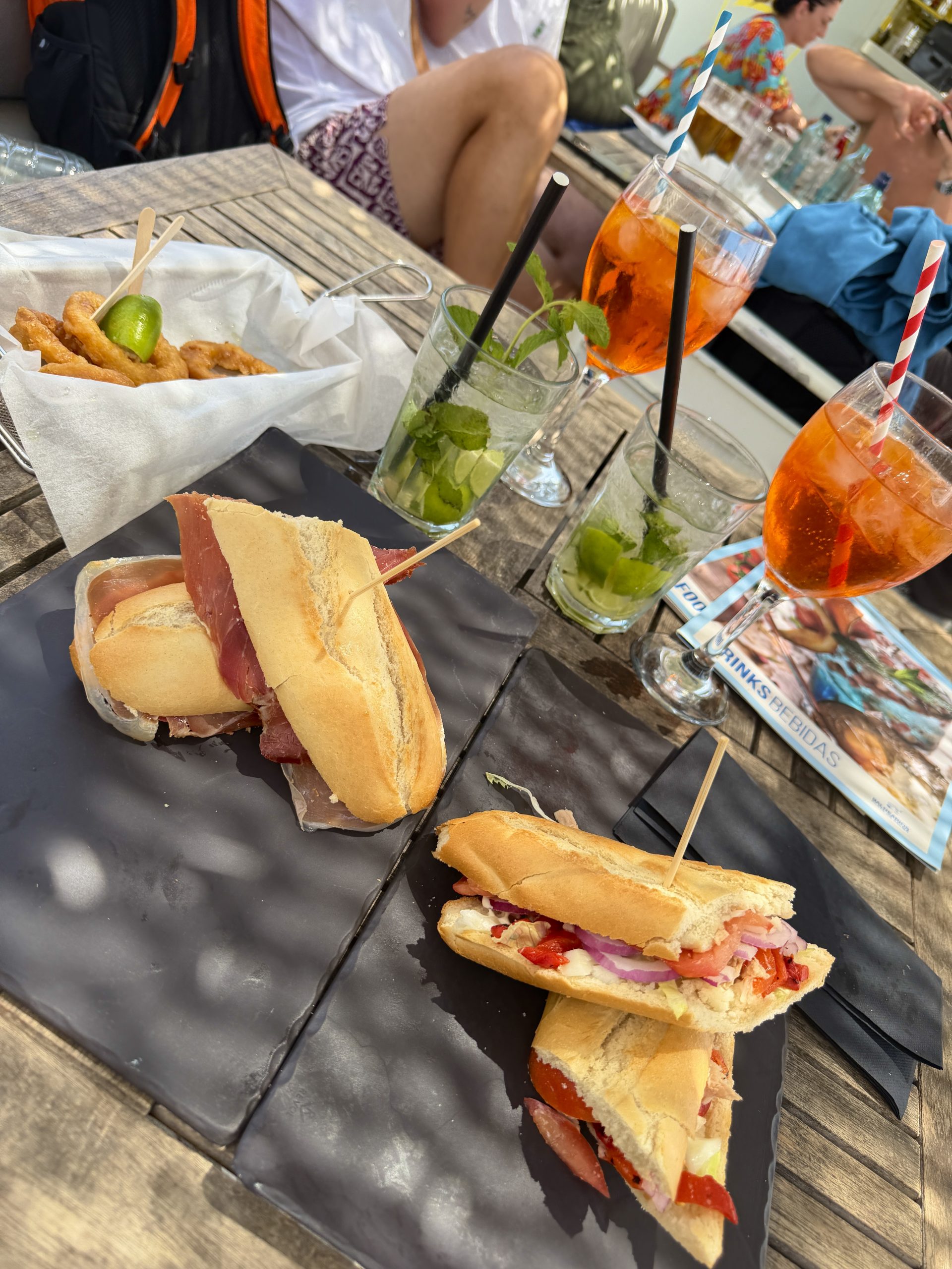 Bocadillos, Aperitif und Minzgetränke auf einer Terrasse auf Mallorca