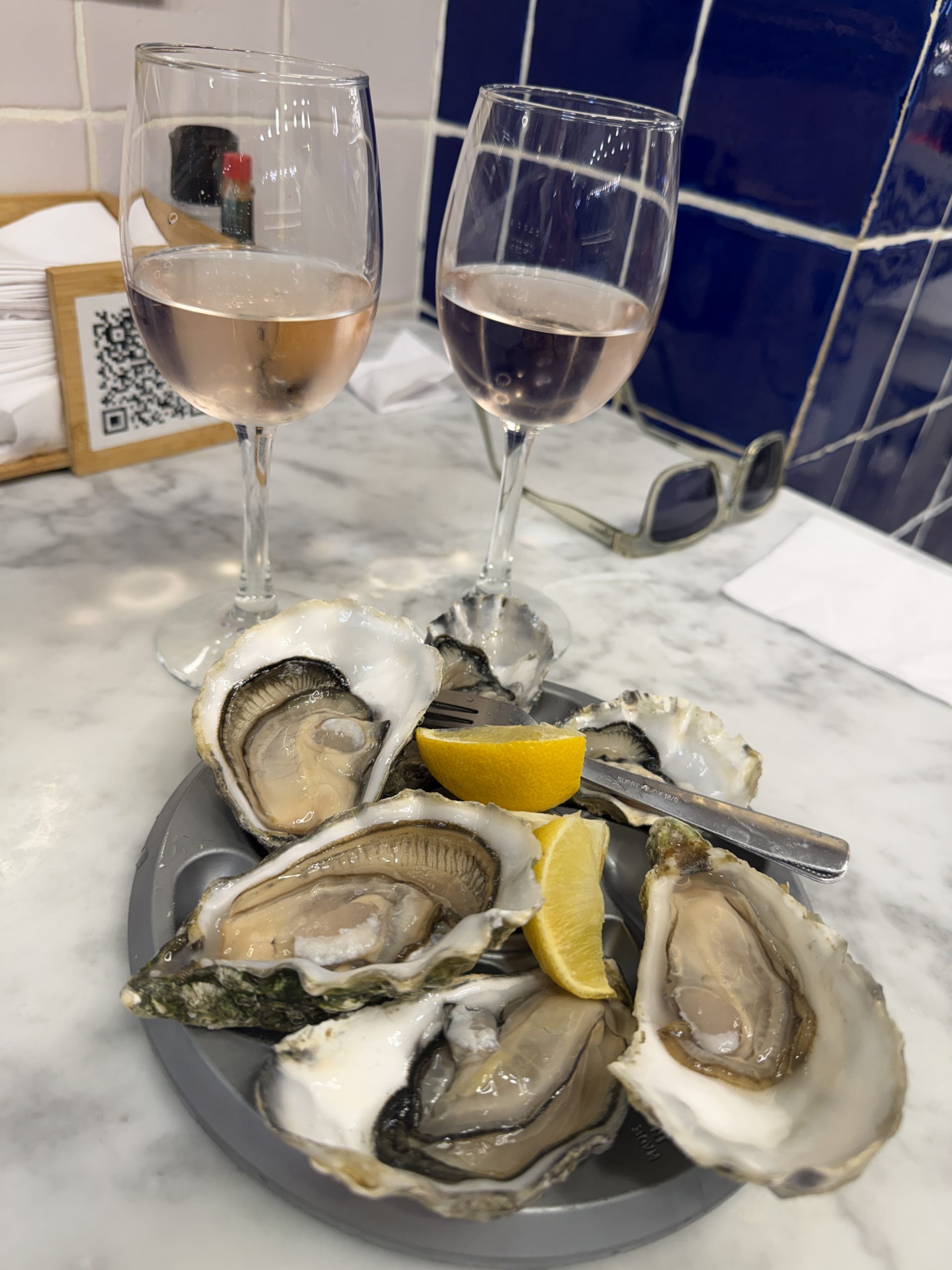 Geöffnete Austern mit Zitronenspalten und Rosé in Palma