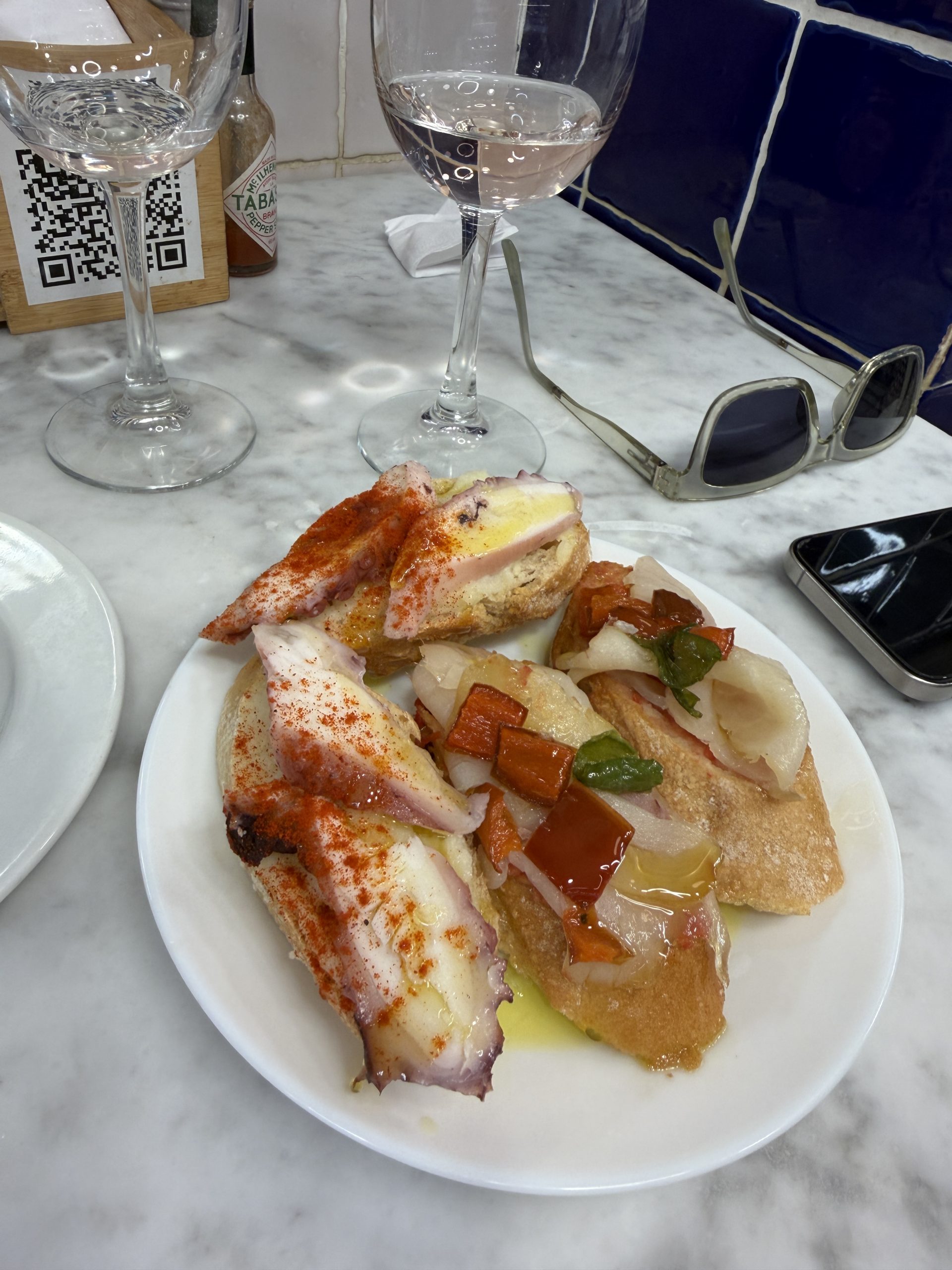 Belegte Brote mit Pulpo, Paprika, Zwiebeln und Fisch in Palma