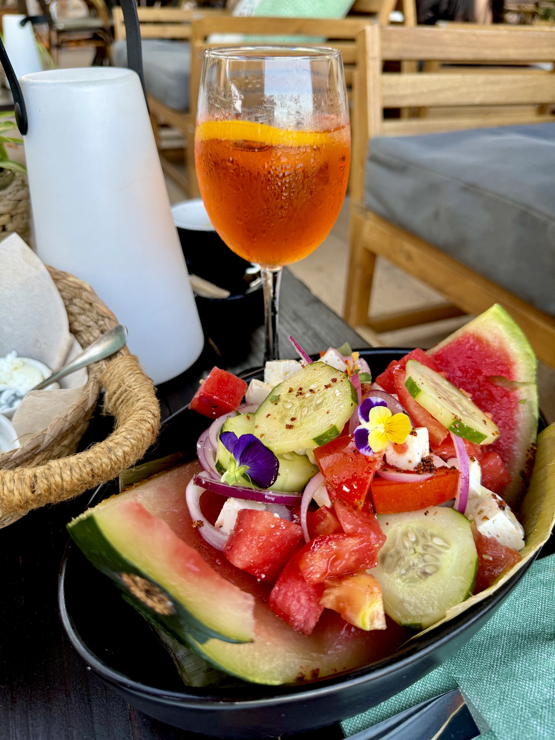 Wassermelonen-Feta-Salat mit Gurke, Tomate, roten Zwiebeln und Aperitif auf Mallorca