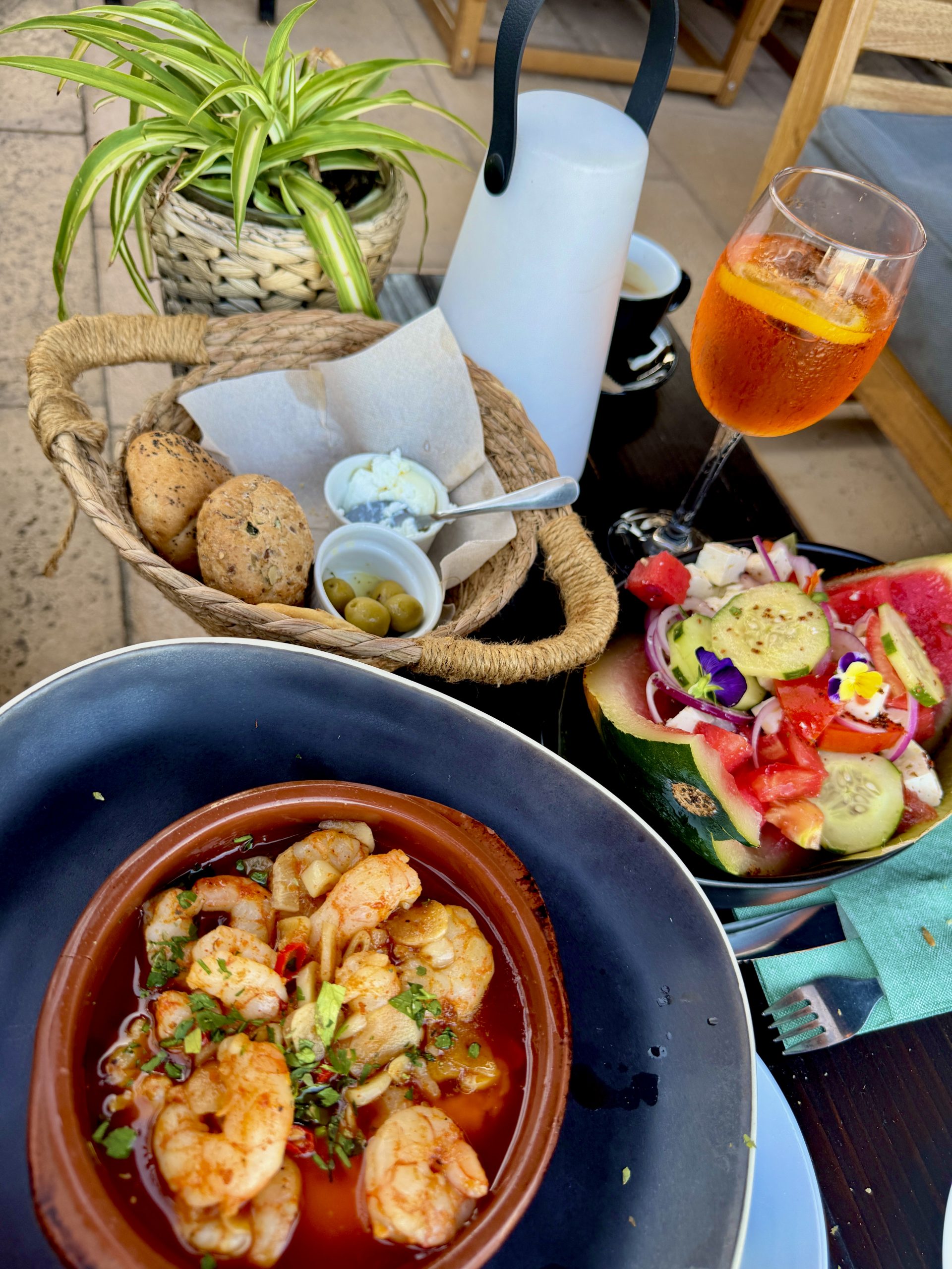 Gambas al ajillo, Wassermelonensalat, Brot, Oliven und Aperitif auf Mallorca